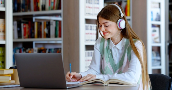 聞き慣れた音楽を作業中に流すのは、集中力を高める最高の方法となる(写真:yk_stock/stock.adobe.com)