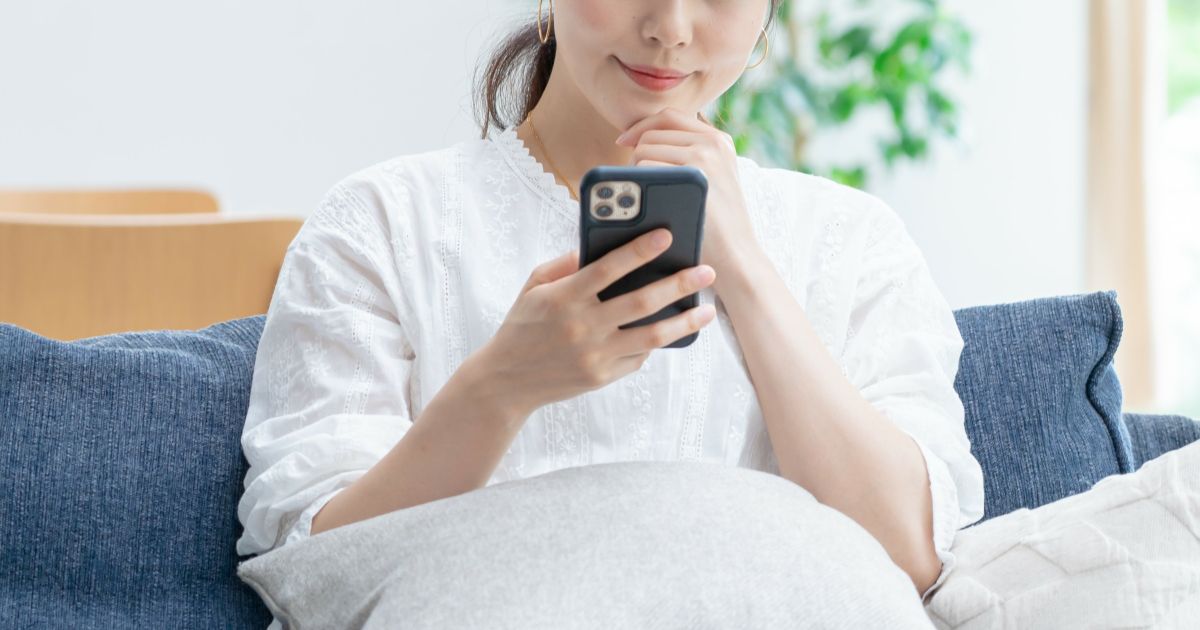 休憩時間、無意識にメールやSNSを見てしまうと…（写真：ponta1414／stock.adobe.com）