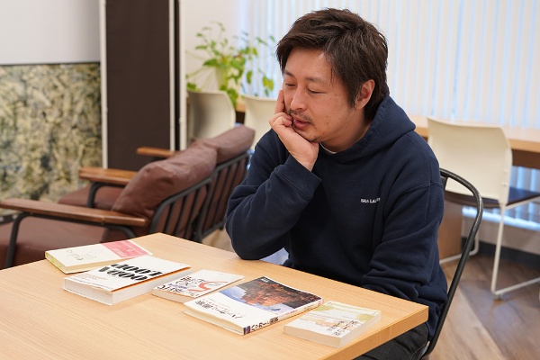 本を読むのが大好きな須藤憲司さん。年間200冊くらいは読むという