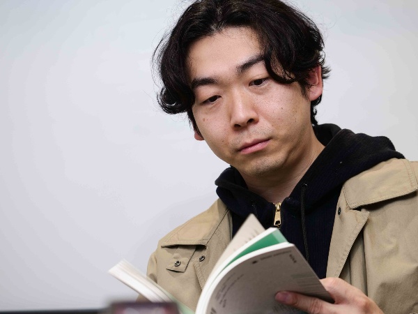 「面白いと思えるかどうかを考えて、直感的に本を選ぶようになりました」と話す藤井保文さん