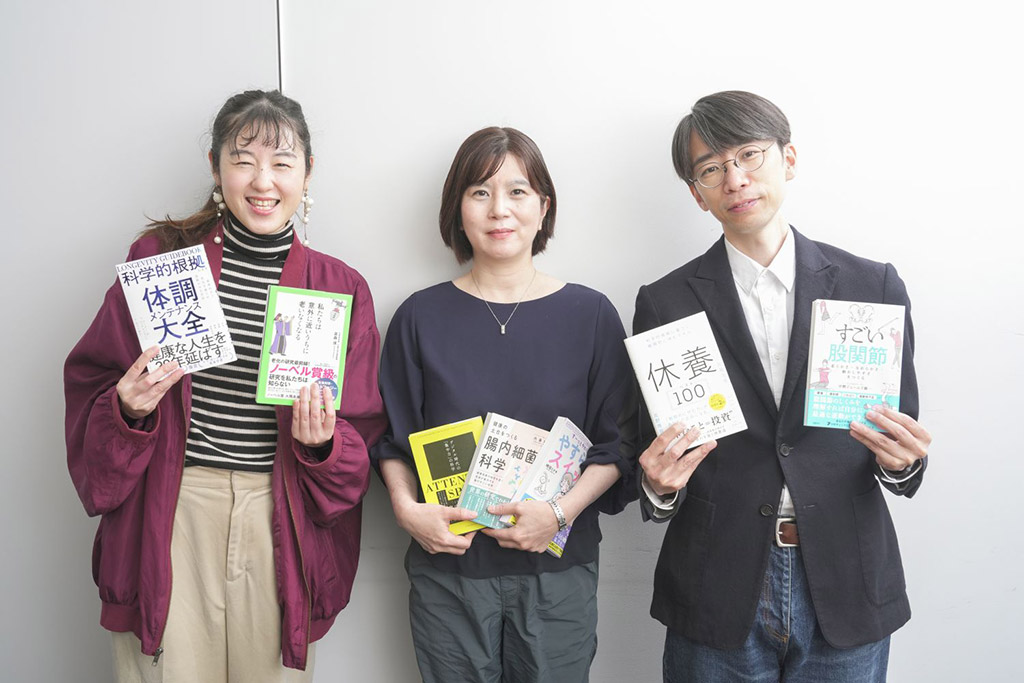 「心と体がととのう日経の本」をセレクトした編集者たち。左から日経BOOKSユニット第1編集部次長・中野亜海、日経ヘルス編集長・白澤淳子、日経ビジネス副編集長・竹内靖朗 「心と体がととのう日経の本」をセレクトした編集者たち。左から日経BOOKSユニット第1編集部次長・中野亜海、日経ヘルス編集長・白澤淳子、日経ビジネス副編集長・竹内靖朗