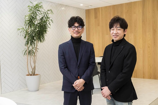 北の達人コーポレーション社長の木下勝寿氏(右)とマテリアルデジタル取締役の川端康介氏(左)