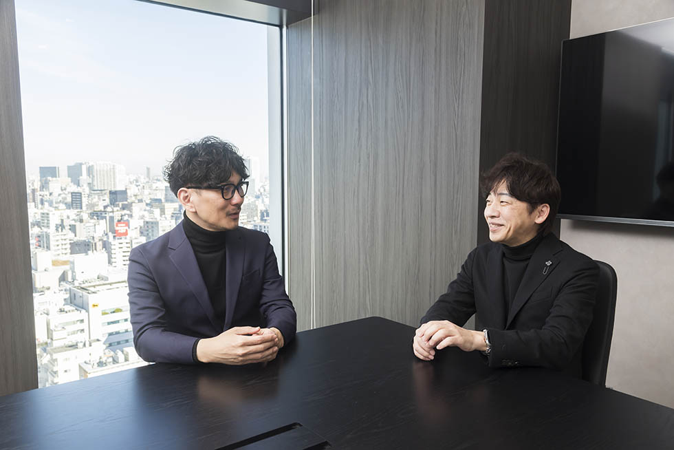 北の達人コーポレーション社長の木下勝寿氏（右）とマテリアルデジタル取締役の川端康介氏（左）