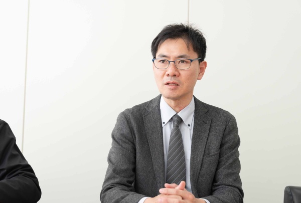 日本経済新聞社の岩村高信記者。名古屋支社で小学生奨励会員だった藤井少年の噂を聞き、取材を申し込んだ