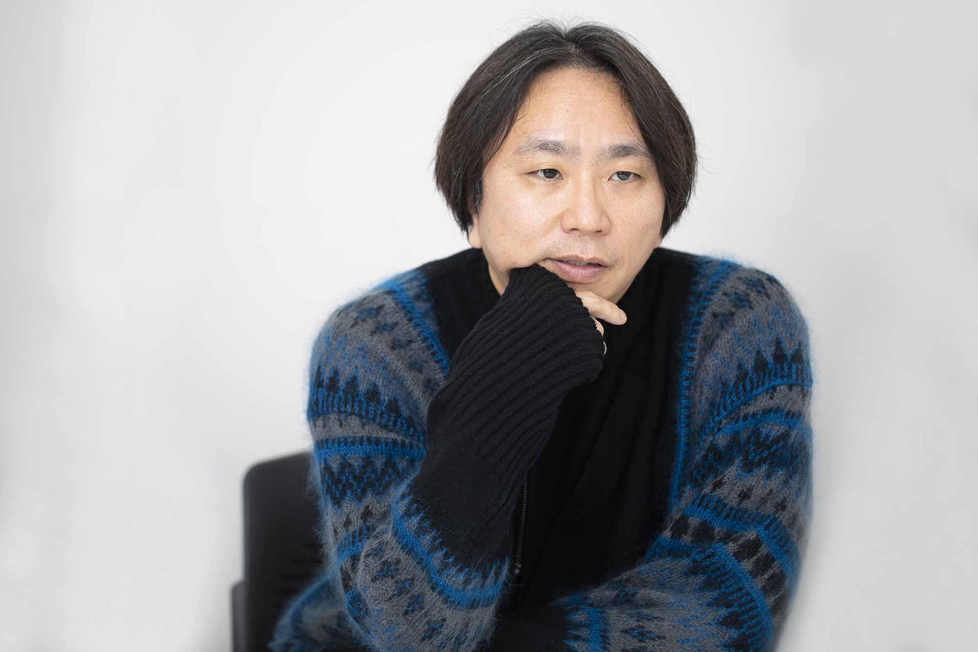 上田岳弘氏　1979年兵庫県生まれ。早稲田大学法学部を卒業後、IT企業の創業に参画し、現在は役員を務める。2013年『太陽』で第45回新潮新人賞を受賞しデビュー。2015年『私の恋人』で第28回三島由紀夫賞、2018年『塔と重力』で第68回芸術選奨文部科学大臣新人賞、2019年『ニムロッド』で第160回芥川龍之介賞、2022年『旅のない』で第46回川端康成文学賞を受賞。著書に『太陽・惑星』『私の恋人』『異郷の友人』『塔と重力』『ニムロッド』『キュー』『旅のない』『引力の欠落』『最愛の』がある。