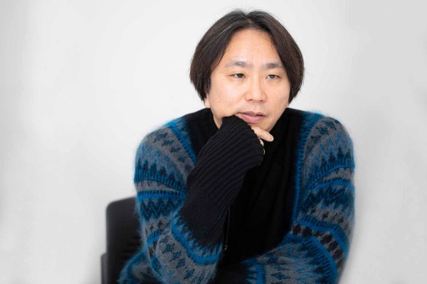 上田岳弘氏 1979年兵庫県生まれ。早稲田大学法学部を卒業後、IT企業の創業に参画し、現在は役員を務める。2013年『太陽』で第45回新潮新人賞を受賞しデビュー。2015年『私の恋人』で第28回三島由紀夫賞、2018年『塔と重力』で第68回芸術選奨文部科学大臣新人賞、2019年『ニムロッド』で第160回芥川龍之介賞、2022年『旅のない』で第46回川端康成文学賞を受賞。著書に『太陽・惑星』『私の恋人』『異郷の友人』『塔と重力』『ニムロッド』『キュー』『旅のない』『引力の欠落』『最愛の』がある。