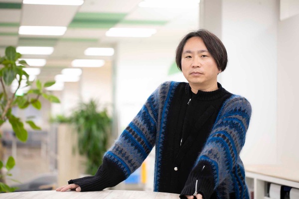上田岳弘氏 1979年兵庫県生まれ。早稲田大学法学部を卒業後、IT企業の創業に参画し、現在は役員を務める。2013年『太陽』で第45回新潮新人賞を受賞しデビュー。2015年『私の恋人』で第28回三島由紀夫賞、2018年『塔と重力』で第68回芸術選奨文部科学大臣新人賞、2019年『ニムロッド』で第160回芥川龍之介賞、2022年『旅のない』で第46回川端康成文学賞を受賞。著書に『太陽・惑星』『私の恋人』『異郷の友人』『塔と重力』『ニムロッド』『キュー』『旅のない』『引力の欠落』『最愛の』がある。