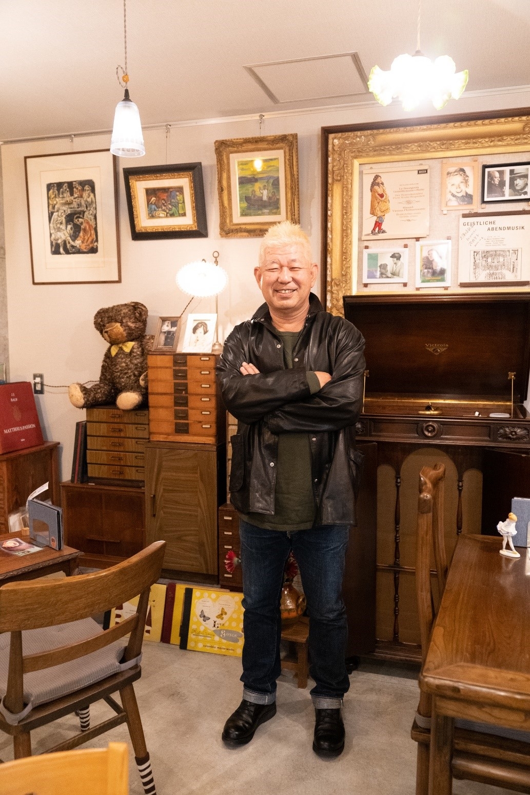 土屋敏男(つちや・としお)<br>1956年生まれ、一橋大学を卒業し、1979年に日本テレビ放送網入社。バラエティー番組の制作に携わるが結果が出せず編成に異動。しかし制作に戻った直後の1992年から手掛けた『電波少年』シリーズは、アポなし、ヒッチハイク、懸賞生活など画期的な企画の連発で、平均視聴率25%という大ヒット番組となり、当時、年間視聴率トップだったフジテレビの追い上げを牽引した(1994年に逆転)。ダウンタウン松本人志の「付き人」のようにフジテレビに出入りをしていたなど、数々の逸話も残している。『ウッチャンナンチャンのウリナリ!!』、間寛平の地球一周プロジェクト『アースマラソン』なども手掛ける。2001年からは番組演出を手掛けながらの編成部長・コンテンツ事業推進部長を経て2006年にインターネット配信の第2日本テレビを推進。2022年に日テレを退社し、Gontentsを設立。WOWOWなど複数社のアドバイザーをしながら、VR技術を使った新しい映像演出に取り組んでいる。