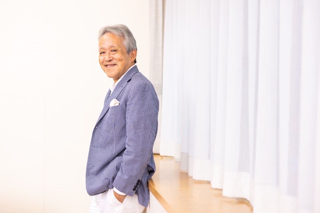 鳥嶋和彦(とりしま・かずひこ)<br>1952年生まれ。慶応義塾大学を卒業し、1976年に集英社に入社。『週刊少年ジャンプ』編集部に配属される。鳥山明を見いだし、アニメ視聴率36%をたたき出した『Dr.スランプ』や、マンガ界に絶大な影響力を及ぼした『ドラゴンボール』を世に送り出した。編集者として人気作を手掛けると同時に、ジャンプ誌面でゲーム特集を展開し、『ドラゴンクエスト』や『クロノ・トリガー』などゲームの金字塔となる作品の創作にも影響を及ぼしている。1993年に『Vジャンプ』の創刊編集長となり、1996年からは週刊少年ジャンプの6代目編集長。2004年から集英社取締役。2015年に白泉社社長となり、6期連続赤字だった同社をV字回復させて黒字転換。会長、顧問を経て2022年に退任し、各社の顧問として活躍している。