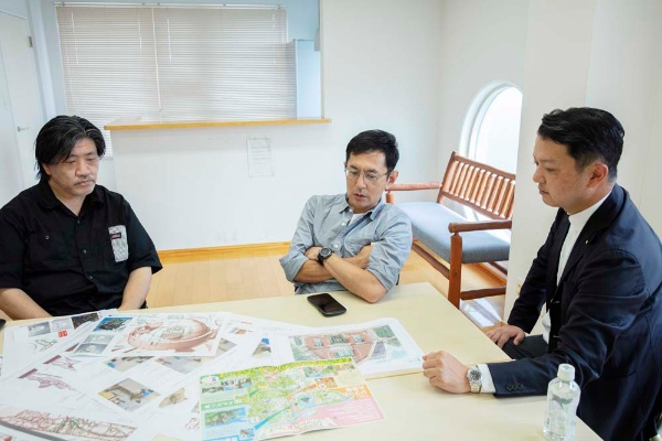 (左から)川原さん、宮崎監督、西本さん