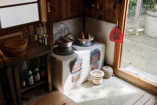 本物のかまど。当時はこんな台所風景が当たり前だった