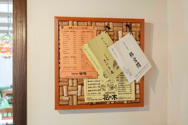 キッチンには出前のメニューが