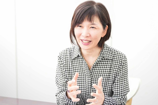 土方さんは「『知性の罠』には本当の賢さを身につけるための具体的な方法も記載されています」と語る 土方さんは「『知性の罠』には本当の賢さを身につけるための具体的な方法も記載されています」と語る