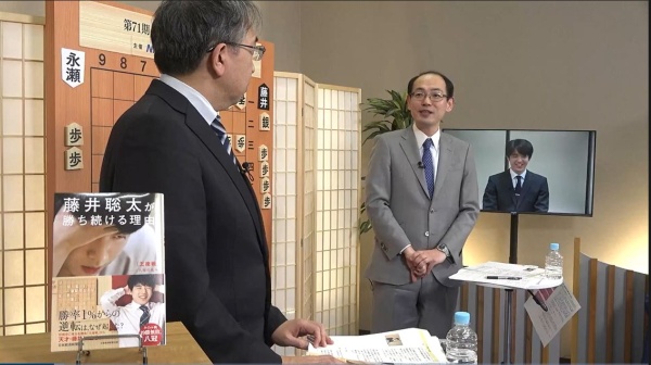 木村一基(きむら・かずき)<br>1973年生まれ。千葉県四街道市出身。故・佐瀬勇次名誉九段門下。97年四段プロデビュー。2019年、タイトル挑戦7回目にして王位を獲得。46歳3カ月での初タイトルは史上最年長記録で「中年の星」と称された。王座戦五番勝負では第56期(2008年)と第69期(21年)に挑戦者となっている。「千駄ケ谷の受け師」や「解説名人」の異名も持つ(写真:2024年1月29日NIKKEI LIVEより)