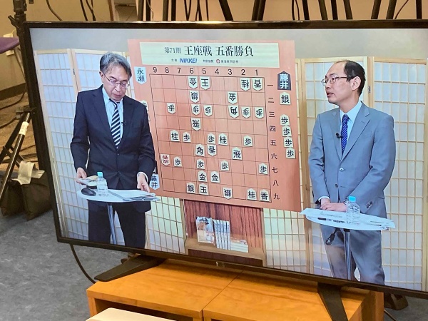 藤井王座にはスキがなく、対局する相手は神経を使って常に緊張状態が続く。それが逆転勝ちにつながる、と木村九段は解説する。画面左は聞き手の日本経済新聞・生活情報ユニットの神谷浩司文化担当部長(写真:日経BOOKプラス編集部)