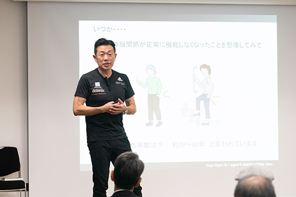 参加者に股関節の重要性を語る中野ジェームズ修一氏（写真：稲垣純也）