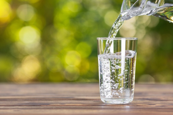 コップ1杯の水が体を「活動モード」に変えていく（写真：Shutterstock）