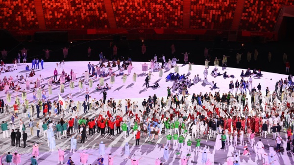 東京オリンピックの開会式ではマンガの吹き出し風のプラカードを先頭に選手が入場。世界的にヒットした日本発のゲームのテーマ音楽が流された（上下写真：代表撮影JMPA＋松永卓也）