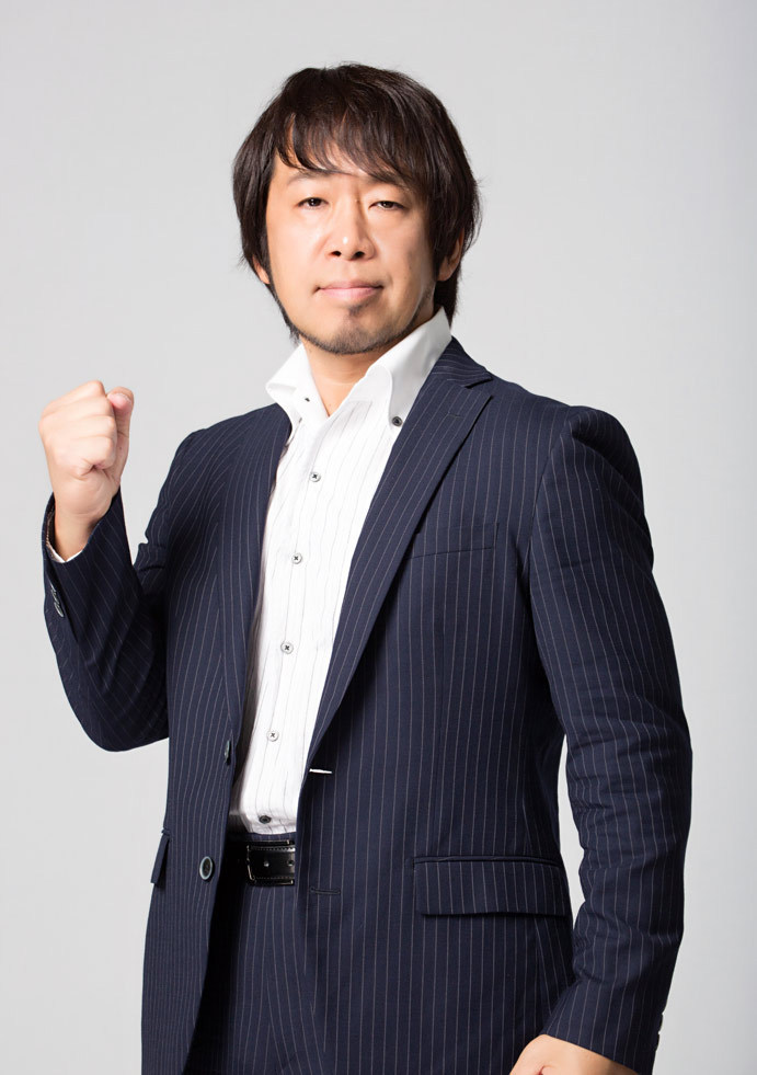 大学・企業研修講師、書籍編集者の濱崎潤之輔氏。これまでにTOEICテストで990点(満点)を100回以上取得。全国の大学で講師を務めるかたわら、大手企業でも研修を行っている