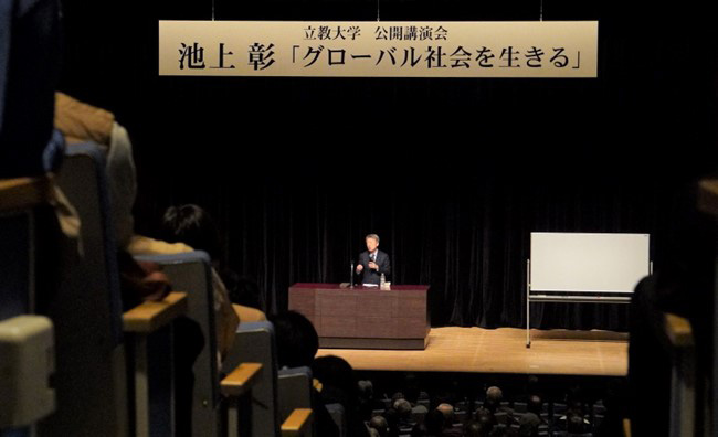 立教大学で行われた池上さんの公開講演会「グローバル社会を生きる」（写真：立教大学提供）