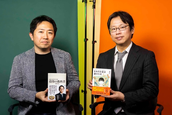 左/田内学さん、右/後藤達也さん それぞれが互いの著書を持って撮影