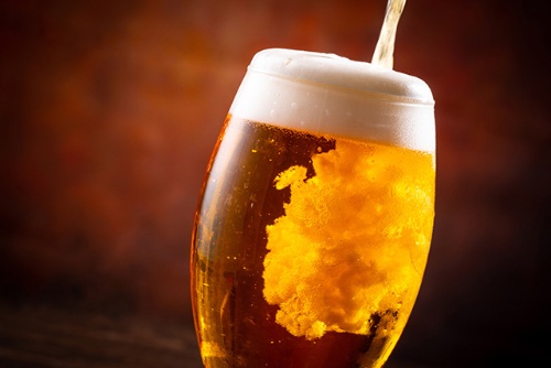 自身の健康を大切にするならば、若い頃と同じように飲み続けることはできない(写真はイメージ=PIXTA)