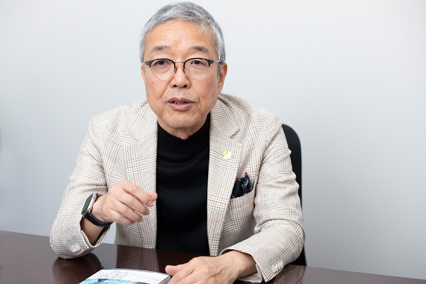 オートファジーについて説明する吉森保さん オートファジーについて説明する吉森保さん
