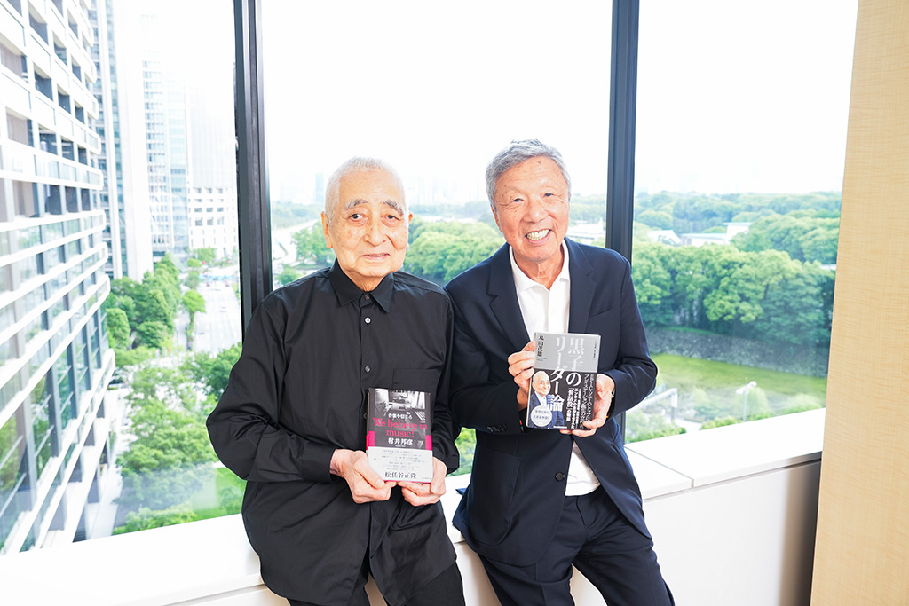 お互いの著書を持つ丸山さんと村井さん
