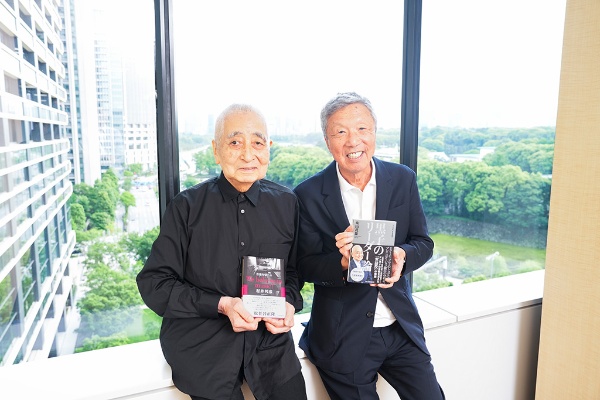 お互いの著書を持つ丸山さんと村井さん お互いの著書を持つ丸山さんと村井さん