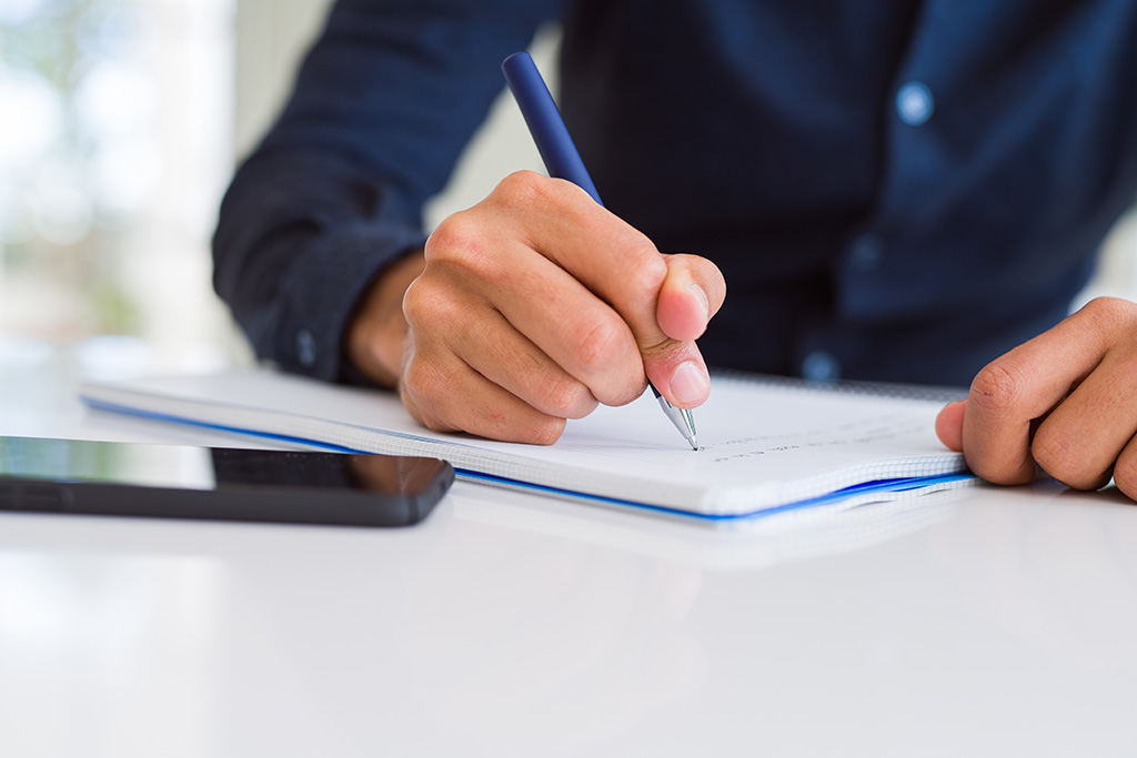 小さなことから大きなことまで具体的に書き出していく（写真／Shutterstock）