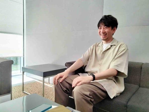 「作り手が楽しんでいると、読む側も励まされる」と語る羽賀翔一さん