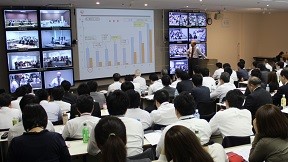 幹部には経営情報を公開し社内を一体化する（2017年、アイリスオーヤマ提供）