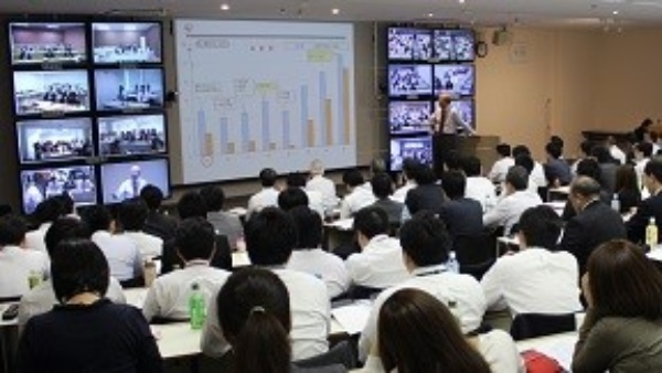 幹部には経営情報を公開し社内を一体化する(2017年、アイリスオーヤマ提供)