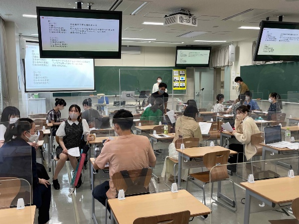 身のまわりの愛語を探すグループワークをする学生