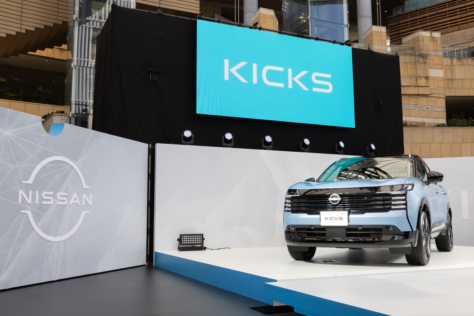 日産自動車の小型SUV「キックス」。エンジンで発電し、モーター駆動で走るシリーズ方式のハイブリッド車。同社の収益基盤を支える「コアモデル」に位置づけられる車種。発売後、販売面で好調なスタートを切っている（出所：日産自動車）