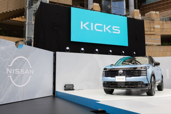 日産自動車の小型SUV「キックス」。エンジンで発電し、モーター駆動で走るシリーズ方式のハイブリッド車。同社の収益基盤を支える「コアモデル」に位置づけられる車種。発売後、販売面で好調なスタートを切っている(出所:日産自動車)