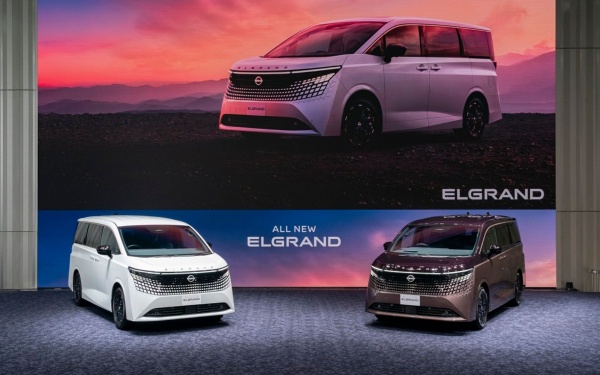 日産自動車の高級ミニバン「エルグランド」。4輪駆動タイプのシリーズ方式のハイブリッド車。最廉価で約690万円(税込み)と高額ながら、発売前の先行予約だけで6000台を超える受注台数を獲得した(出所:日産自動車)