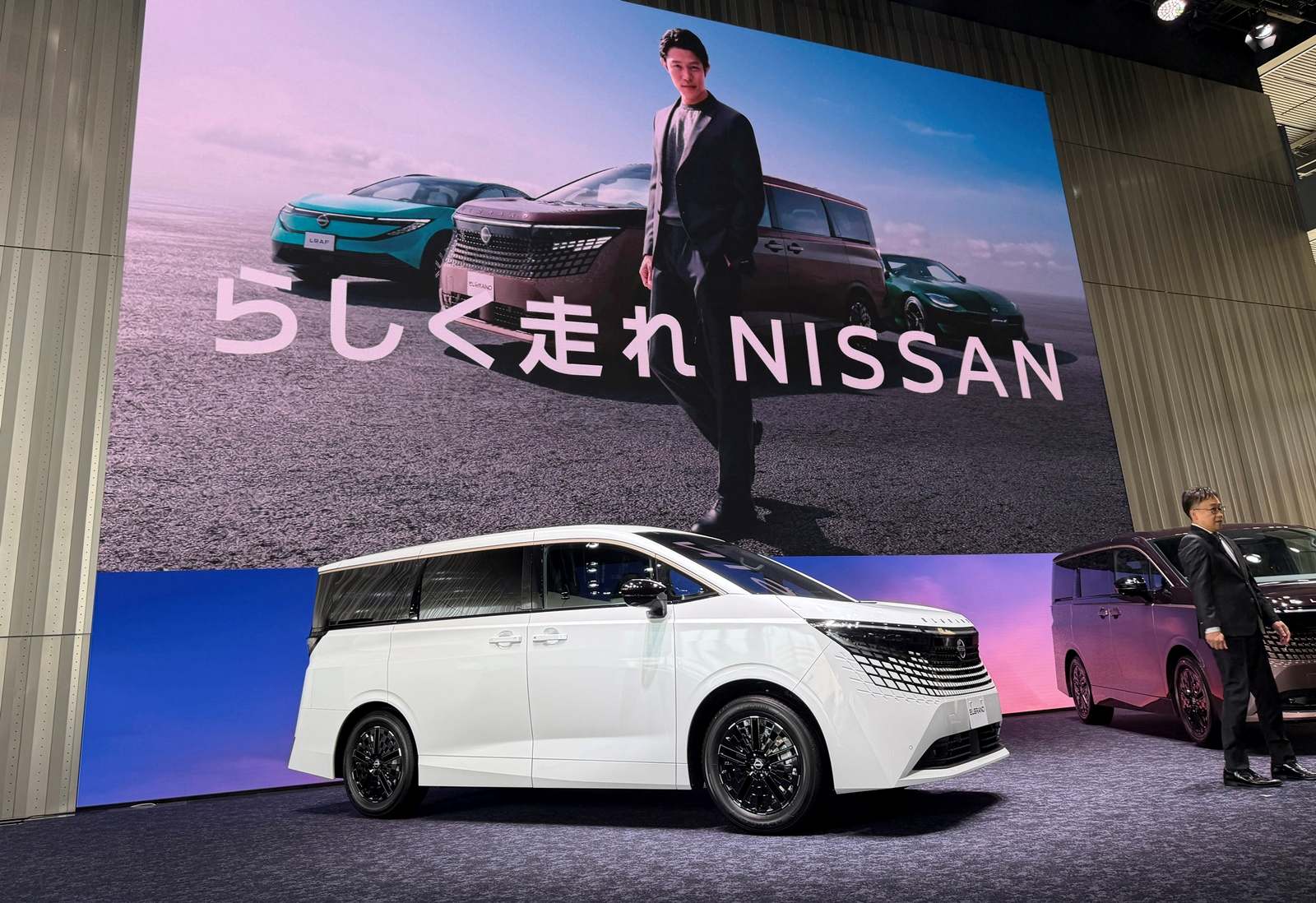 新型エルグランドの発売に合わせて、日産自動車はブランドメッセージを刷新。「やっちゃえ日産」から「らしく走れ NISSAN」に変わった（出所：日経クロステック）