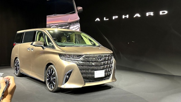 トヨタ自動車の「アルファード」。高級ミニバンの代名詞的な存在で、足元の月間販売台数は7000台を超えている人気車種。新型エルグランドにとって最大のライバルとなる(出所:日経クロステック)