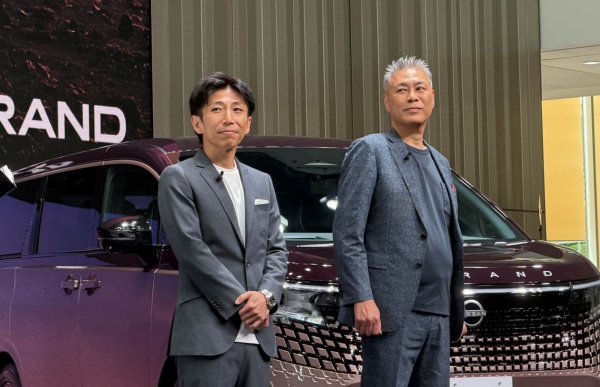 新型エルグランドの商品企画の責任者である日産自動車チーフプロダクトスペシャリストの中村智志氏(左)と、開発責任者である同社チーフビークルエンジニアの一野健人氏(右)(出所:日経クロステック)