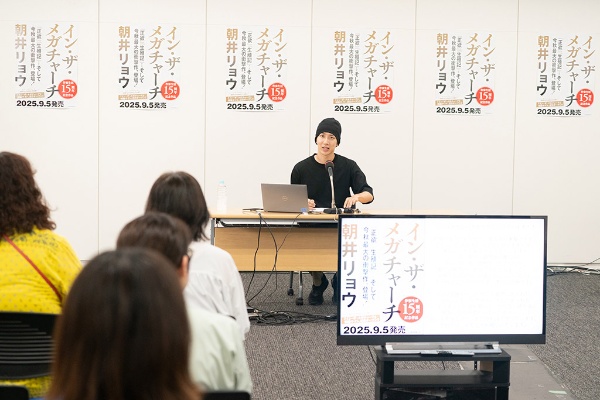 朝井さんがユニークたっぷりに語る制作秘話に書店員の皆さんは熱心に耳を傾けていた 朝井さんがユニークたっぷりに語る制作秘話に書店員の皆さんは熱心に耳を傾けていた