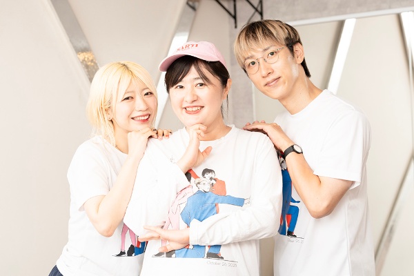 3人は、「柚木麻子with Journal2」というユニット名で活動している。右から朝井リョウさん、柚木麻子さん、でか美ちゃんさん