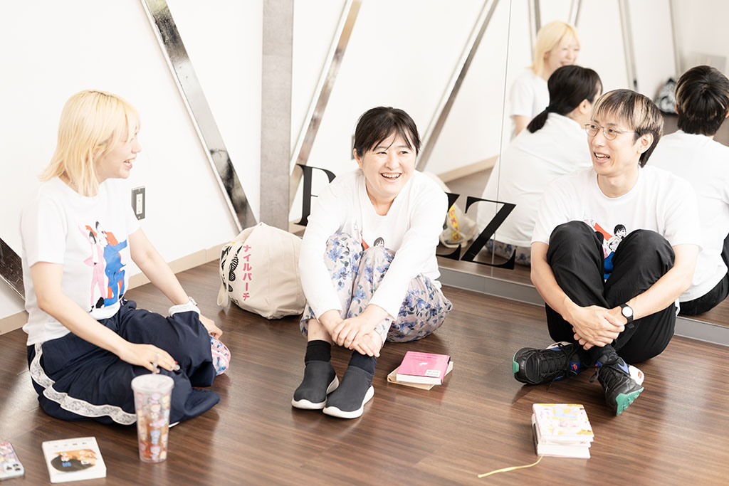 ダンススタジオで行われた取材には、おそろいのTシャツで登場