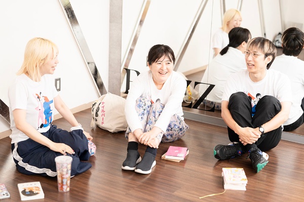 ダンススタジオで行われた取材には、おそろいのTシャツで登場