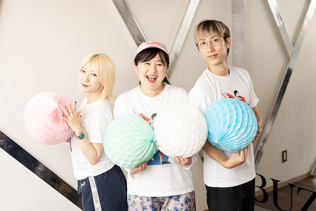 3人は、「柚木麻子with Journal2」というユニット名で活動している。右から朝井リョウさん、柚木麻子さん、でか美ちゃんさん