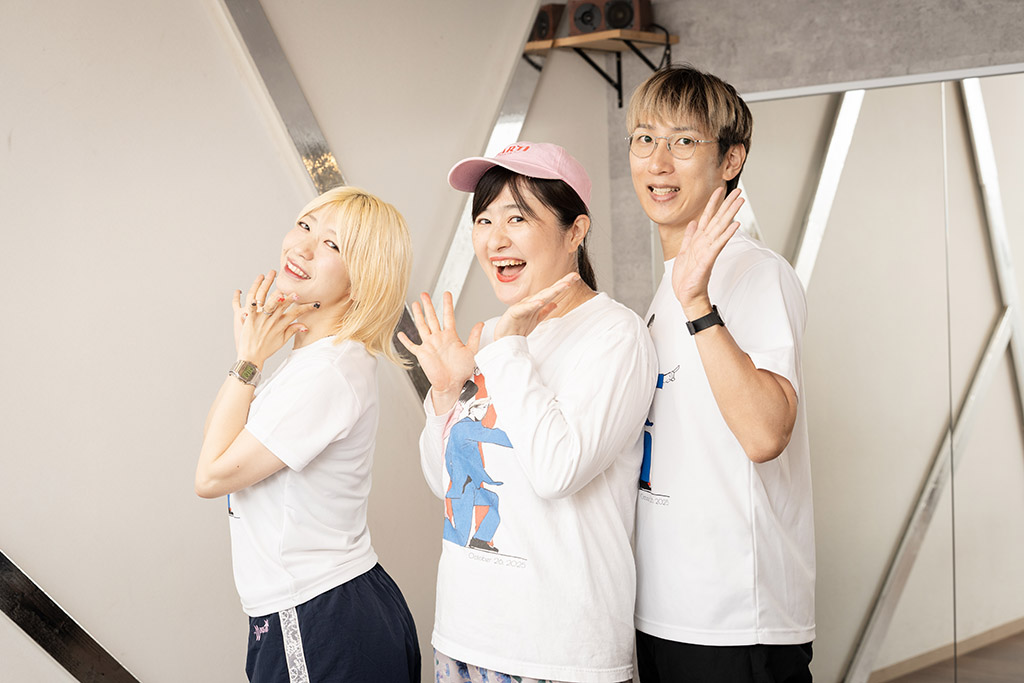 3人は、「柚木麻子with Journal2」というユニット名で活動している。右から朝井リョウさん、柚木麻子さん、でか美ちゃんさん