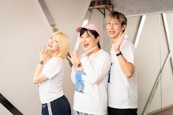3人は、「柚木麻子with Journal2」というユニット名で活動している。右から朝井リョウさん、柚木麻子さん、でか美ちゃんさん