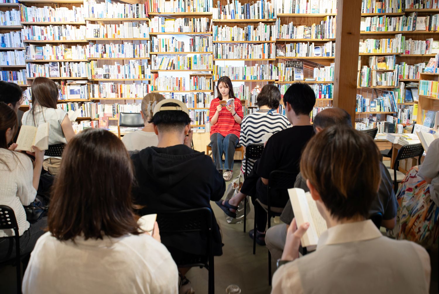 参加者は90分間、会場で同時に本を読む。事前に読んでくる必要がないため、参加のハードルは低い