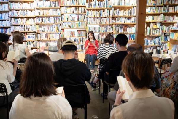 参加者は90分間、会場で同時に本を読む。事前に読んでくる必要がないため、参加のハードルは低い 参加者は90分間、会場で同時に本を読む。事前に読んでくる必要がないため、参加のハードルは低い