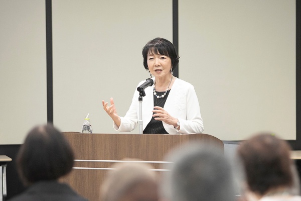 2023年7月25日、『小説小野小町 百夜(ももよ)』の出版を記念し、著者の髙樹のぶ子さんによる講演と朗読会が開催された 2023年7月25日、『小説小野小町 百夜(ももよ)』の出版を記念し、著者の髙樹のぶ子さんによる講演と朗読会が開催された